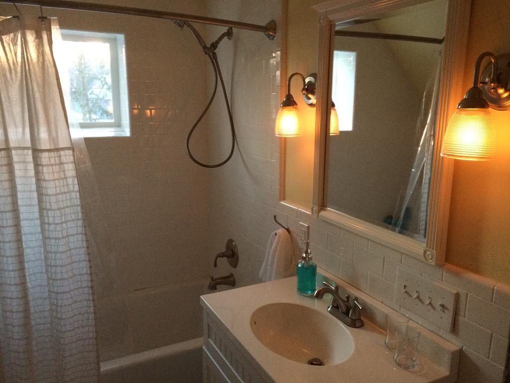 Aberdeen Stone Cottage B&B Traverse City Rom bilde