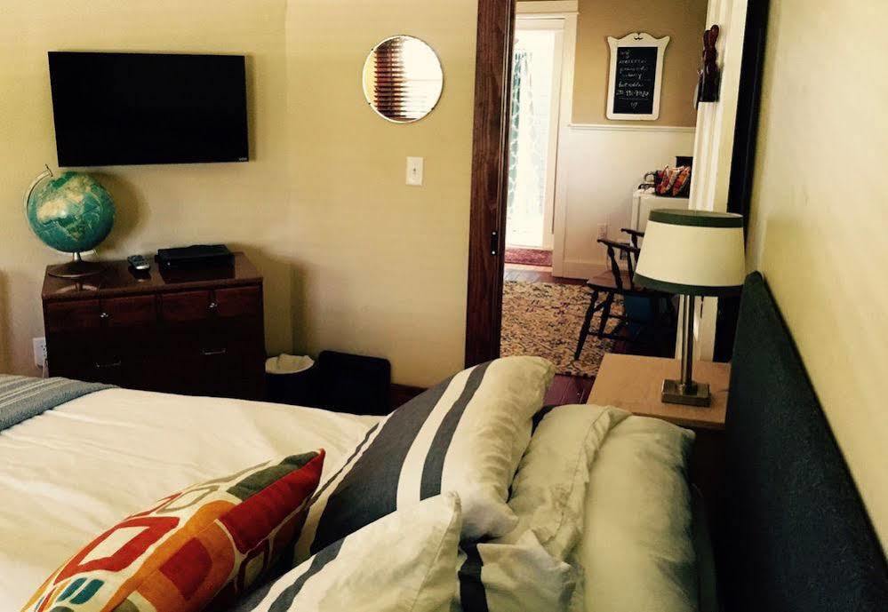 Aberdeen Stone Cottage B&B Traverse City Eksteriør bilde